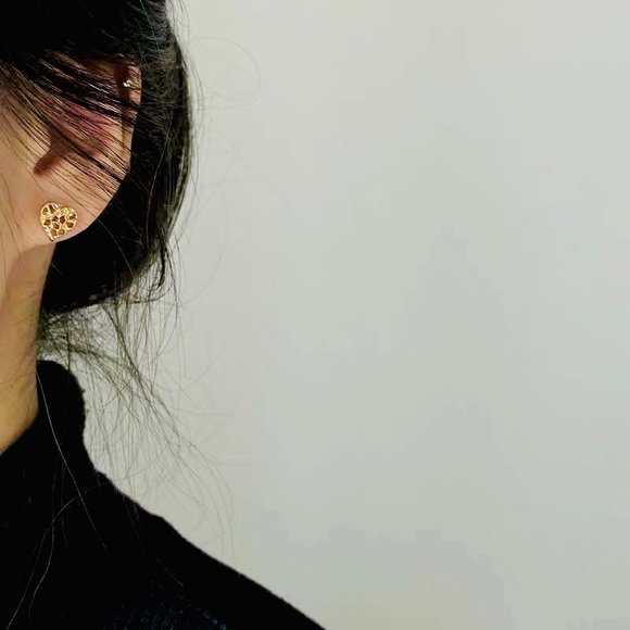 ✨LAST ONE✨ Gold Plated Heart Stud Earrings - Picture 3 of 6